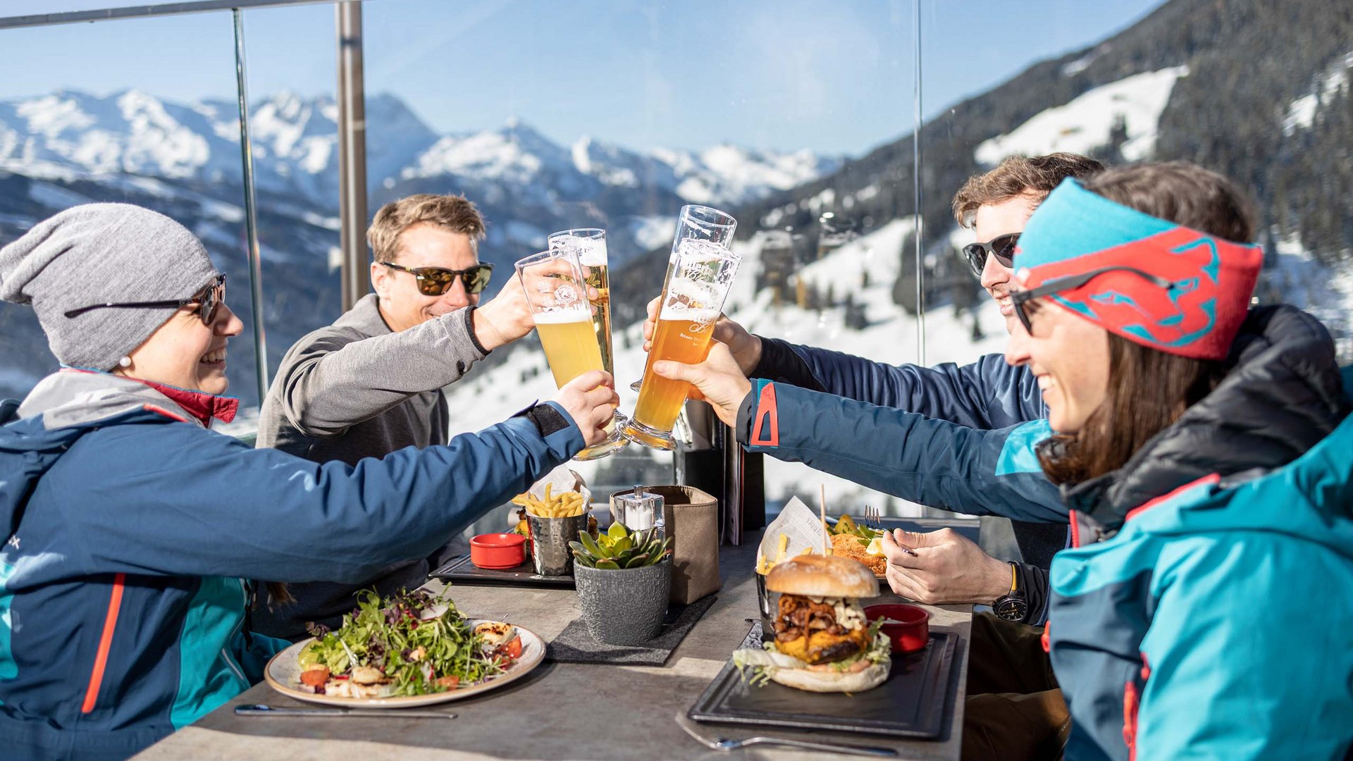 Winter delights in Gerlos • Der Grubacher: Eco Hotel in Gerlos Group cheers on the sunny terrace with burgers and beer