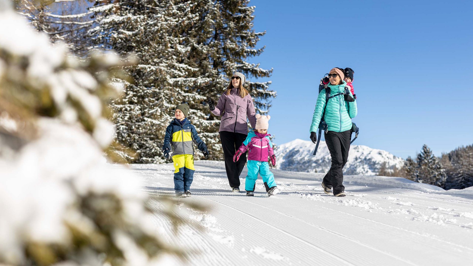 Winter delights in Gerlos • Der Grubacher: Eco Hotel in Gerlos Family hikes on a cleared winter path through snow-covered forests in the mountains