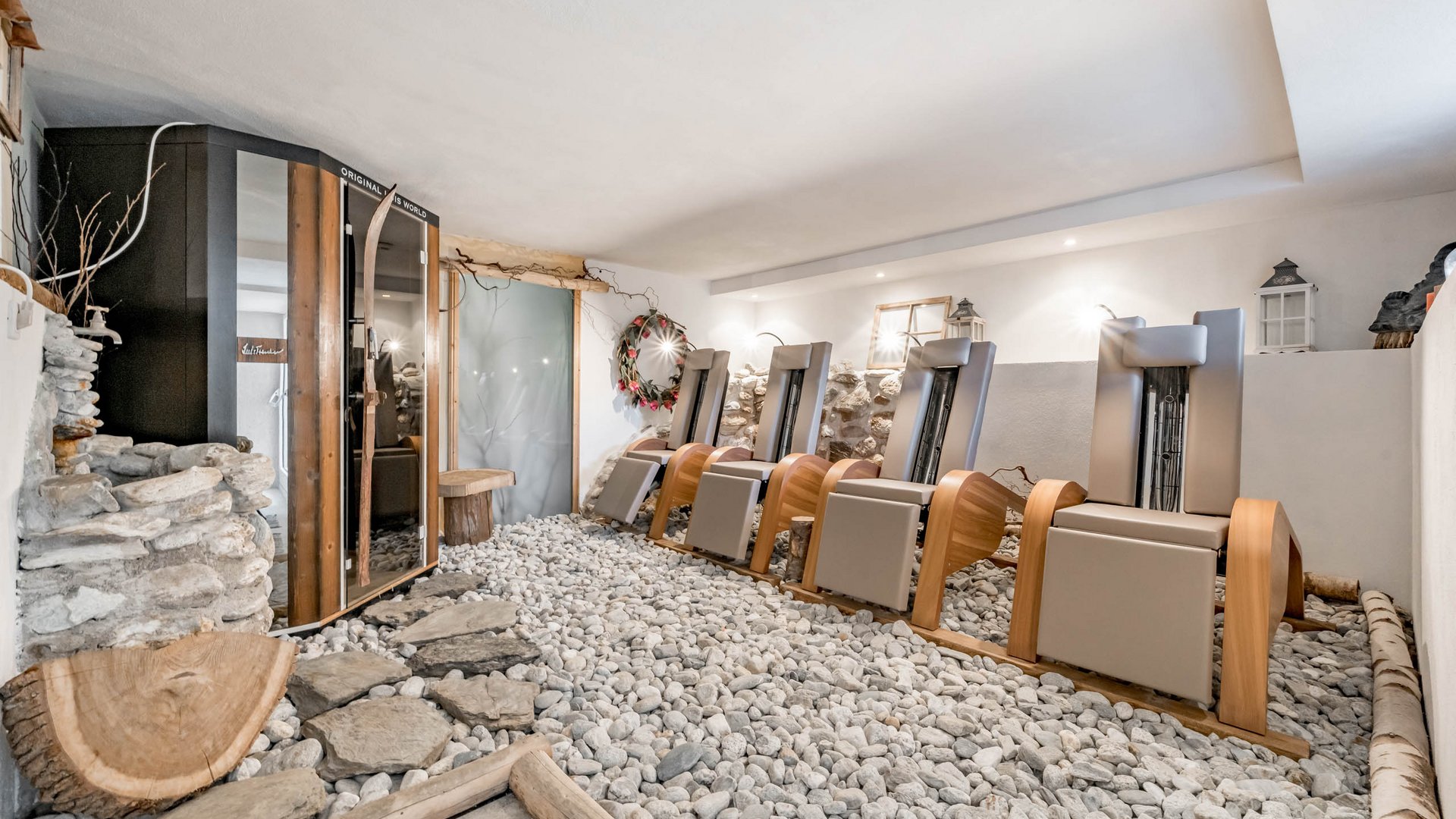 Relax & unwind • Der Grubacher: Eco Hotel in Gerlos Infrared cabin and infrared seats in a room with stone flooring