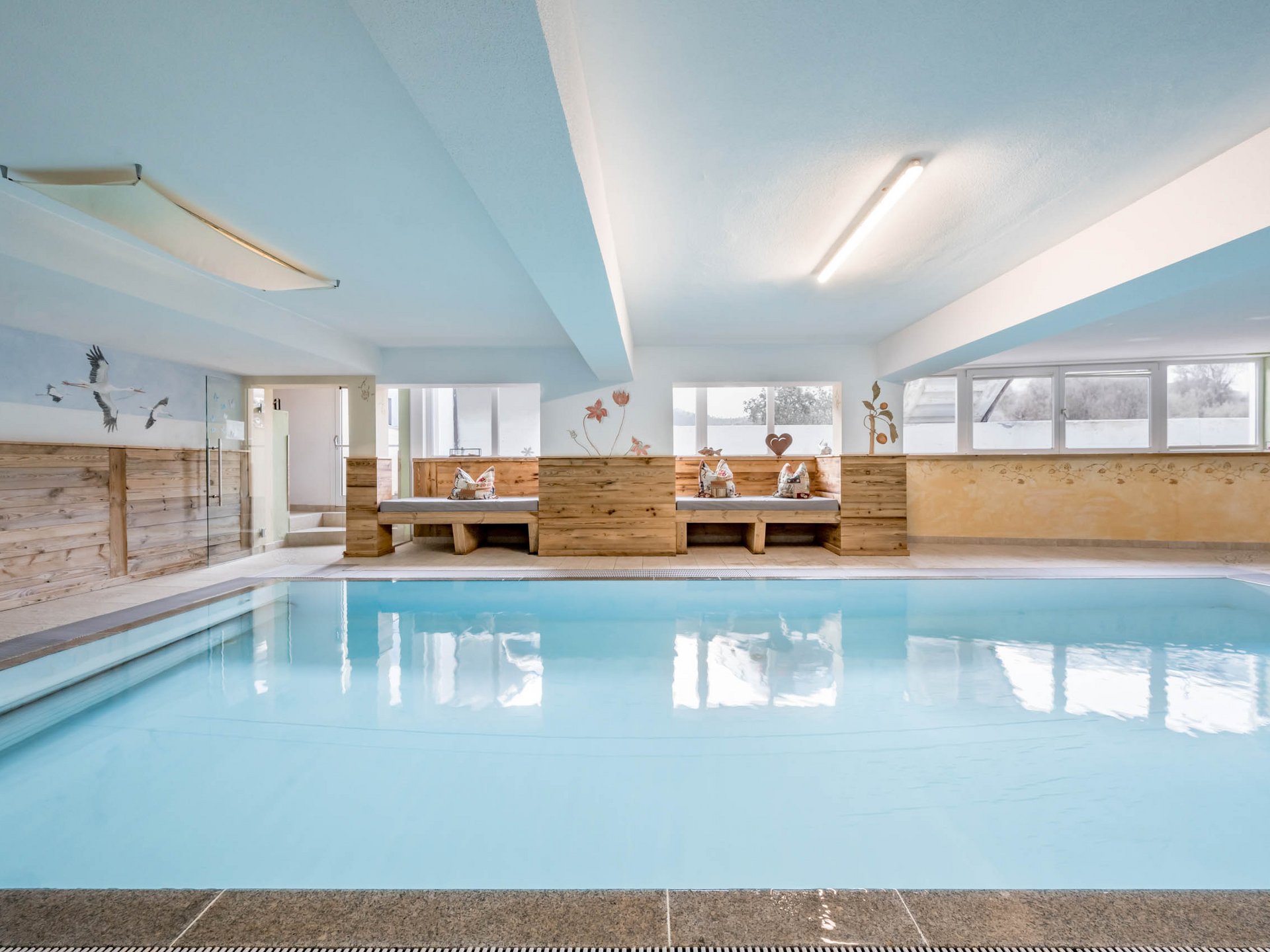 Der Grubacher • Unter den Biohotels in Tirol die beste Wahl Wellnessbereich mit Indoorpool und Sitzecken