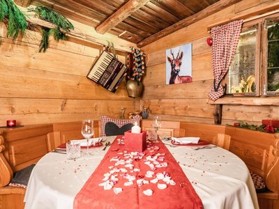 Der Grubacher • Unter den Biohotels in Tirol die beste Wahl Romantisch gedeckter Tisch in uriger Holzhütte
