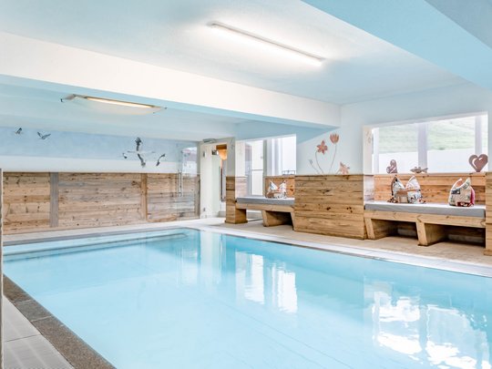 Our water world in Gerlos • Der Grubacher: Eco Hotel in Tyrol Wellness area with indoor pool and seating areas
