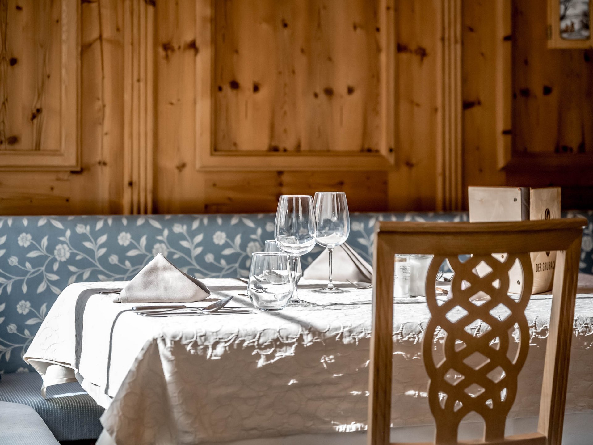 Der Grubacher • Unter den Biohotels in Tirol die beste Wahl Gedeckter Tisch in einer stimmungsvoll beleuchteten Stube