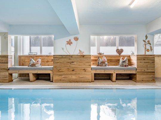 Our water world in Gerlos • Der Grubacher: Eco Hotel in Tyrol Wellness area with indoor pool and seating areas