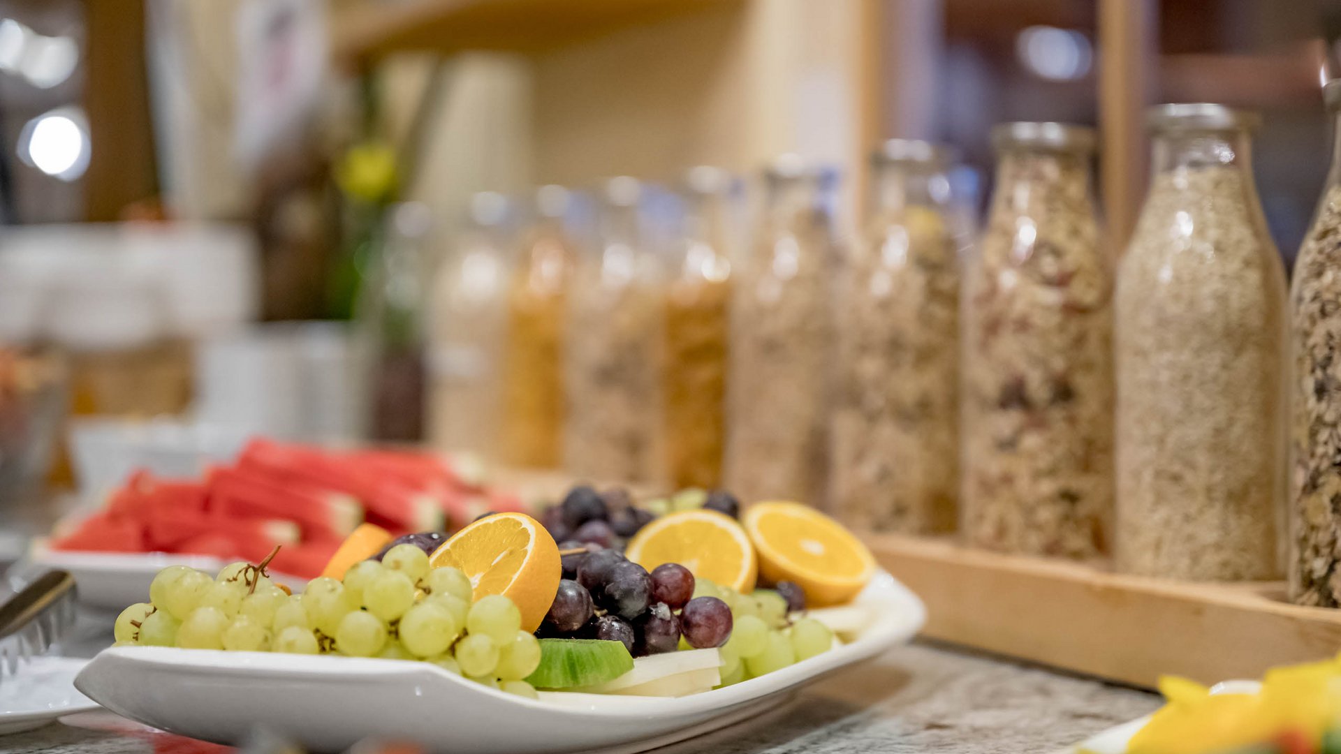 Romantische Dinner in Gerlos • Der Grubacher: Biohotel in Tirol Frische Früchte, Gemüse und Müsli in Gläsern