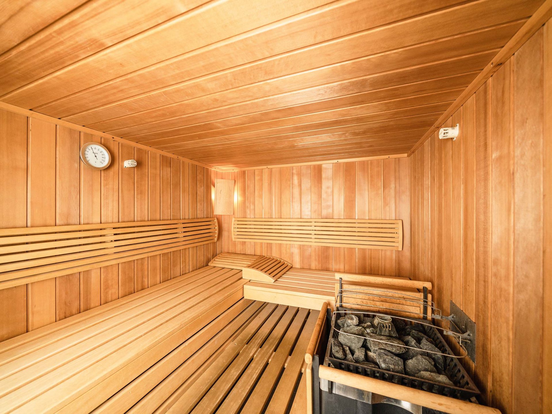 Der Grubacher • Hotels in Gerlos im Zillertal in Tirol Sauna mit einem Kamin und Liegeflächen