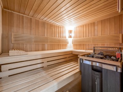 Der Grubacher • Unter den Biohotels in Tirol die beste Wahl Sauna mit Kamin und Liegeflächen