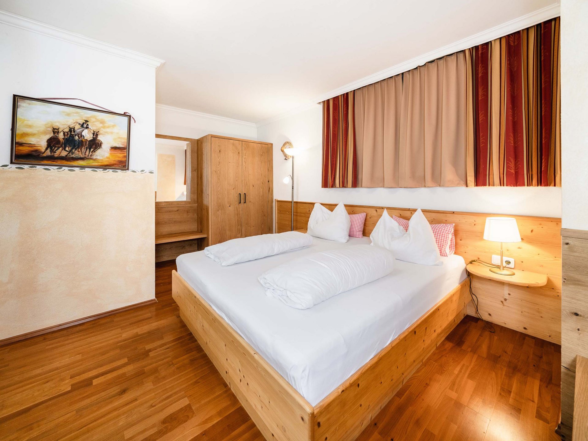 Der Grubacher • Unter den Biohotels in Tirol die beste Wahl Schafzimmer mit Doppelbett und Parkettboden mit Wandschrank
