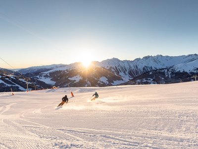 Der Grubacher • Unter den Biohotels in Tirol die beste Wahl Skifahrer genießen Schwünge auf leerer Piste im Sonnenuntergang