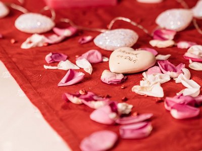 Der Grubacher • Unter den Biohotels in Tirol die beste Wahl Tischdekoration mit Blüten und Herz mit Aufschrift